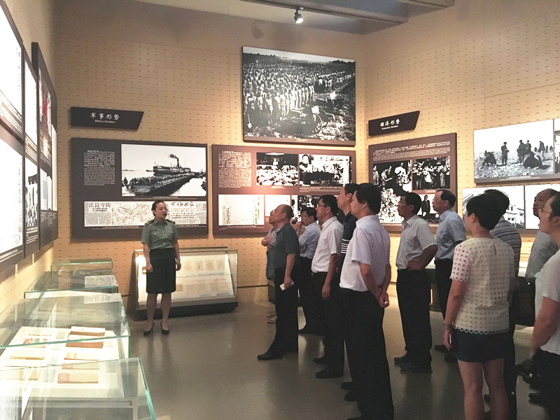 省尊龙凯时集团党委组织集团本部党员赴渡江战争纪念馆接受革命古板教育