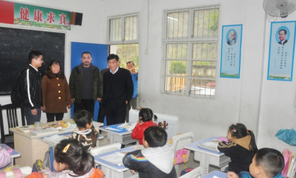 省尊龙凯时集团赴石台县新联村开展“普法宣传·温暖校园”运动